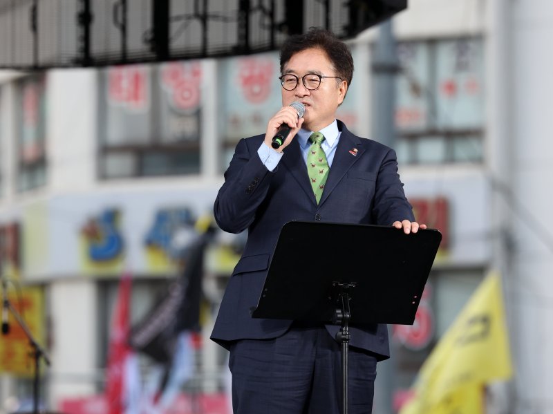 [광주=뉴시스] 이영주 기자 =우원식 국회의장이 5·18민주화운동 45주기를 하루 앞둔 17일 오후 광주 동구 금남로에서 열린 5·18 전야제에서 발언하고 있다. 2025.05.17. leeyj2578@newsis.com