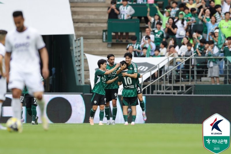 전북 현대 전진우(14번)가 17일 열린 하나은행 K리그1 2025 14라운드 FC안양전에서 멀티 골을 터뜨려 팀 승리를 이끌었다. (한국프로축구연맹 제공)