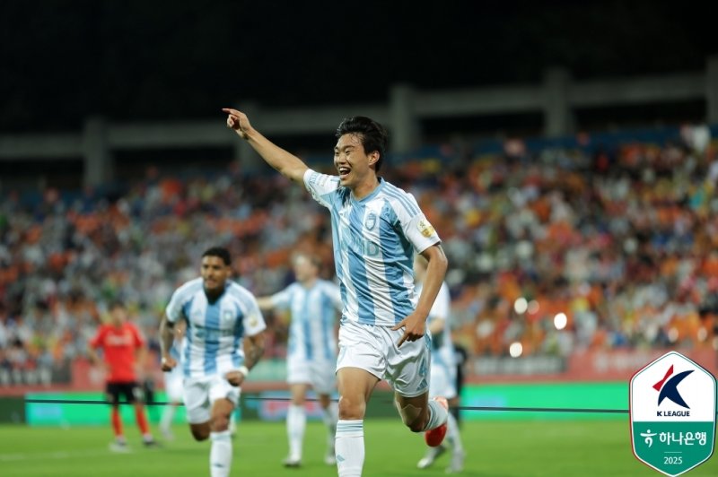 울산HD 서명관이 17일 열린 하나은행 K리그1 2025 14라운드 강원FC전에서 후반 19분 선제골을 터뜨린 뒤 기뻐하고 있다. (한국프로축구연맹 제공)