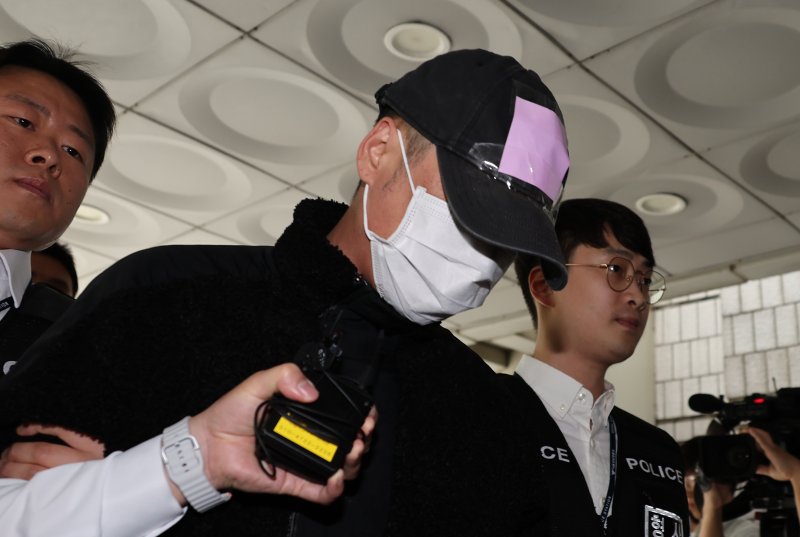 '손흥민 협박' 前 여친, 얼굴 가리려 하자 서류철 뺏어간 경찰, 왜?