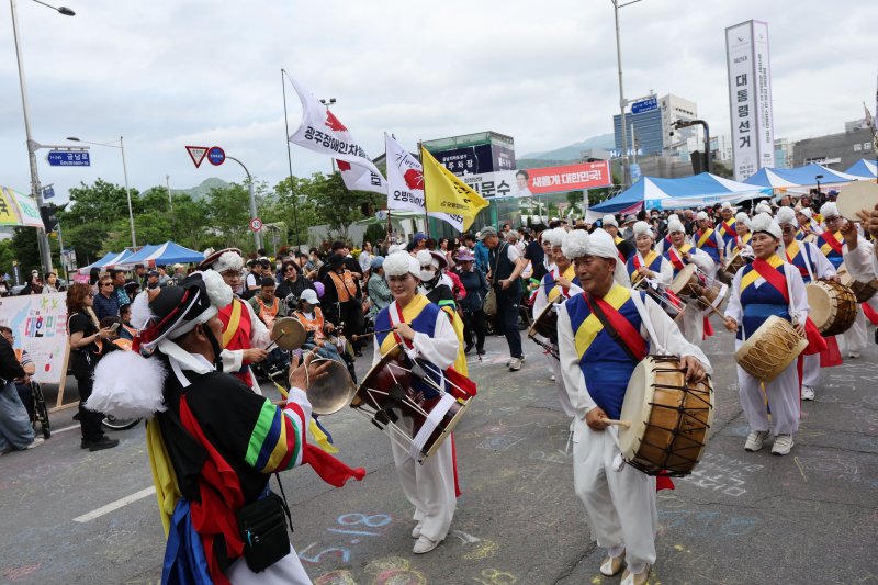 전국서 모인 2만명…한바탕 축제로 치러진 5·18 전야제(종합)
