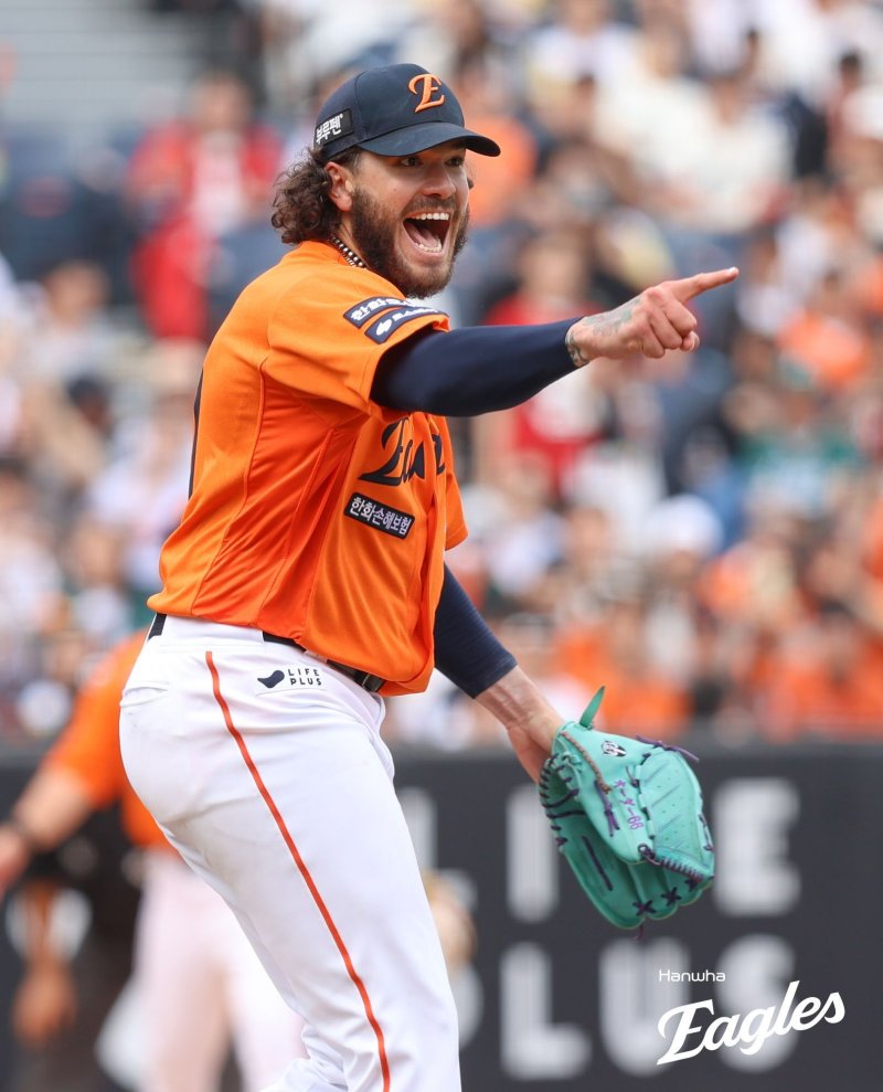 한화 이글스 외국인 투수 코디 폰세가 17일 열린 SSG 랜더스와의 더블헤더 1차전에서 8이닝 동안 삼진 18개를 잡아 역대 KBO리그 한 경기 최다 탈삼진 타이기록을 세웠다. (한화 이글스 제공)