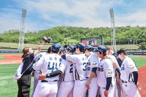 17일 울산 더블헤더 1차전서 승리한 NC 선수단 (출처=연합뉴스)