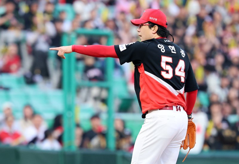 [인천=뉴시스] 이영환 기자 = 11일 오후 인천 미추홀구 SSG랜더스필드에서 열린 2025 프로야구 KIA 타이거즈와 SSG 랜더스의 더블헤더 2차전 경기, 3회말 2사 1루 SSG 박성한 타석에서 포수 스트라이크 낫 아웃이 선언되자 KIA 투수 양현종이 포수 한승택에게 공의 위치를 알려주고 있다. 2025.05.11. 20hwan@newsis.com