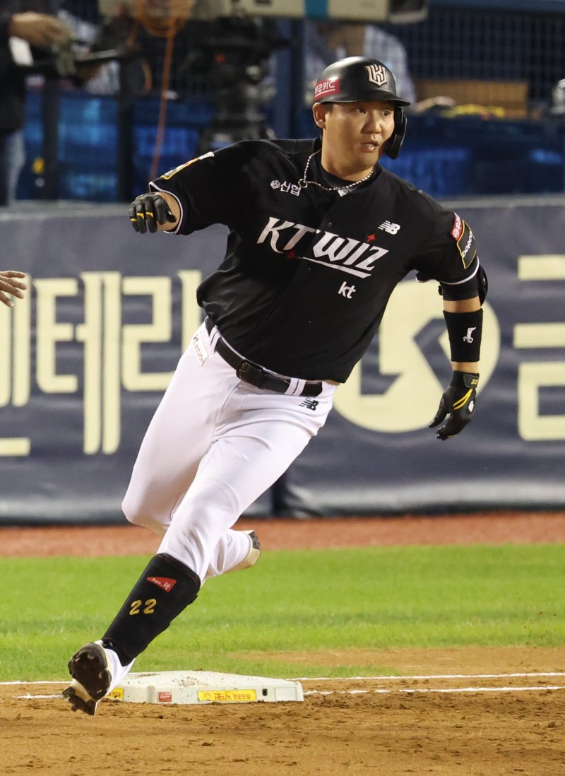 [서울=뉴시스] 황준선 기자 = 2일 서울 송파구 잠실야구장에서 열린 2024 KBO 포스트시즌 와일드카드 결정 1차전 kt 위즈와 두산 베어스의 경기, 1회초 무사 1, 2루 상황 kt 장성우가 1타점 적시타를 친 뒤 진루하고 있다. 2023.10.02. hwang@newsis.com