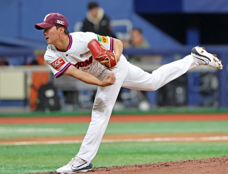 [서울=뉴시스] 김금보 기자 = 16일 오후 서울 구로구 고척스카이돔에서 열린 2025 프로야구 키움 히어로즈와 두산 베어스의 시범경기, 6회초 키움 김연주가 공을 던지고 있다. 2025.03.16. kgb@newsis.com