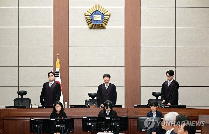 입장하는 지귀연 부장판사 (출처=연합뉴스)