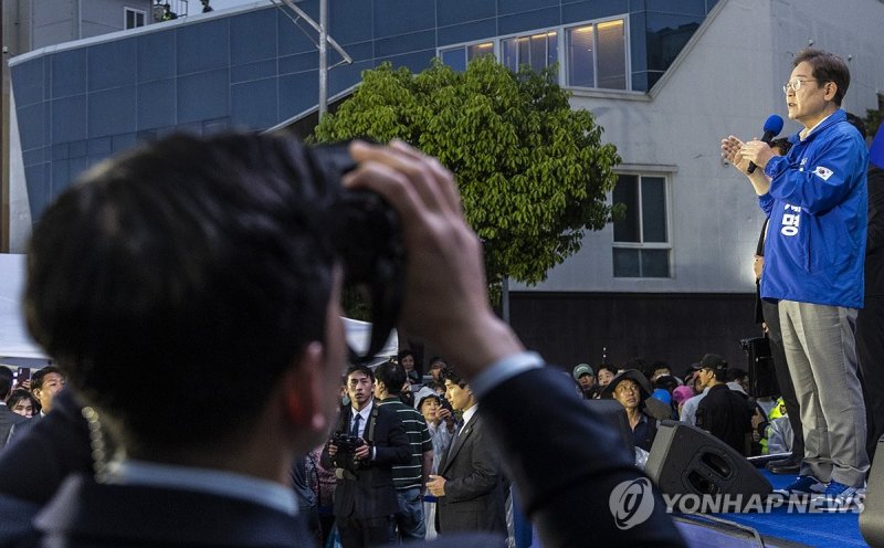 이재명 후보는 연설, 경찰은 테러 대비 경호 (출처=연합뉴스)