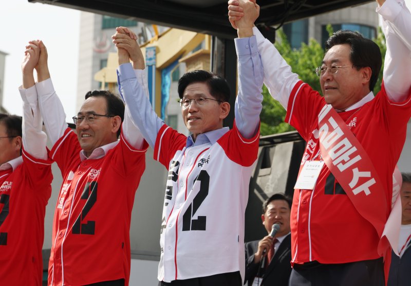 [밀양=뉴시스] 고승민 기자 = 김문수 국민의힘 대선 후보가 14일 경남 밀양 내일동 밀양관아 앞을 찾아 유세를 하고 있다. 2025.05.14. kkssmm99@newsis.com