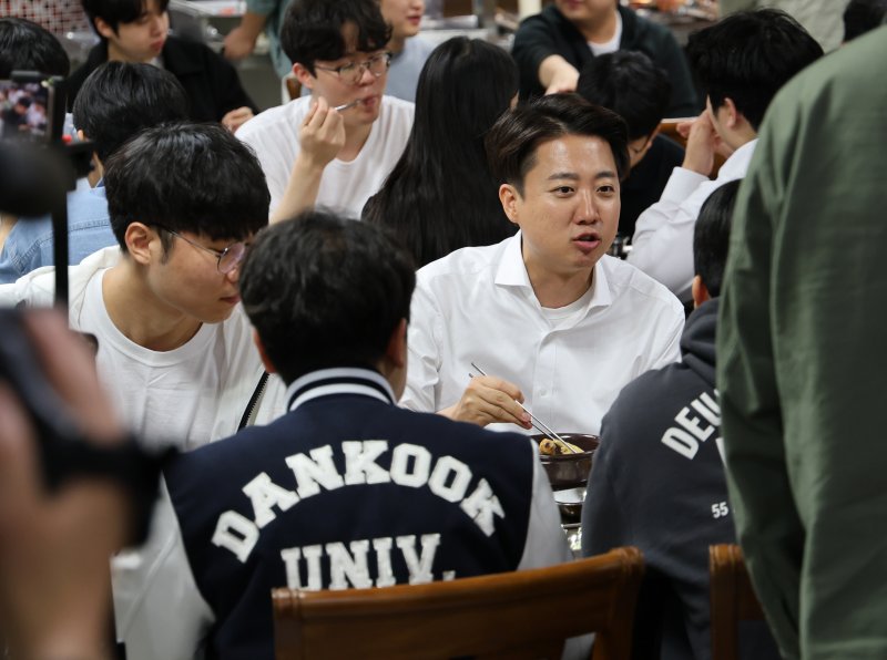 [천안=뉴시스] 박우경 기자=16일 이준석 개혁신당 대통령 후보가 단국대 천안캠퍼스 학생 식당에서 학생들과 학식을 먹으며 대화하고 있다.2025.5.16. spacedust1@newsis.com