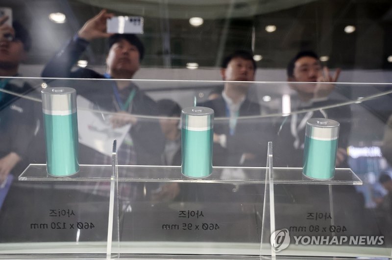 '인터배터리 2025' SK온 부스에 전시된 원형 배터리 (출처=연합뉴스)
