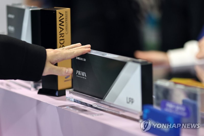 '인터배터리 2025' 삼성SDI 부스에 전시된 각형 배터리 (출처=연합뉴스)