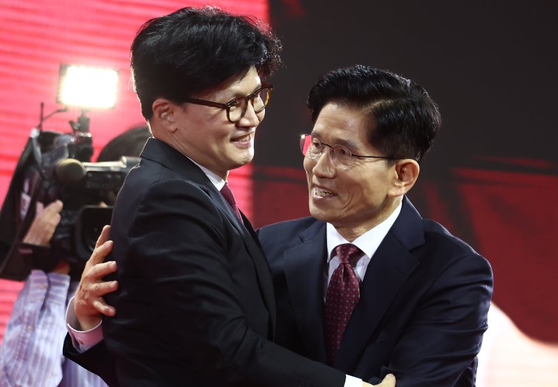 김문수 국민의힘 대통령 후보가 3일 경기 고양시 킨텍스에서 열린 5차 전당대회에서 해시 게임 바카라 후보와 포옹하고 있다. 2025.5.3/해시 게임 바카라1 ⓒ News1 김민지 기자