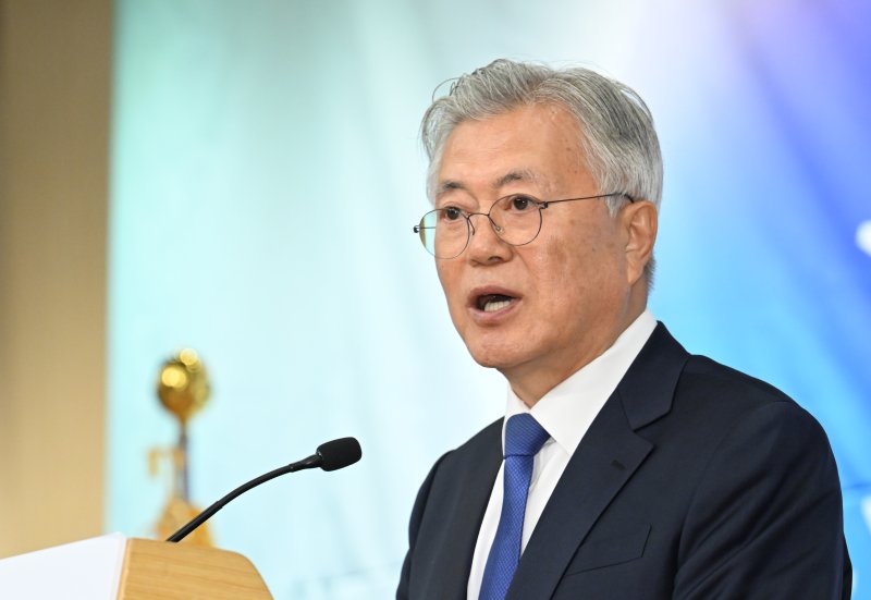 [서울=뉴시스] 권창회 기자 = 서울중앙지법 형사합의27부(부장판사 우인성)는 23일 조현옥 전 청와대 인사수석의 특정범죄 가중처벌 등에 관한 법률 위반(뇌물) 혐의 사건의 3차 공판을 진행한다. 사진은 문재인 전 대통령이 25일 서울 여의도 국회도서관에서 열린 4.27 판문점선언 7주년 기념식에서 기념사를 하는 모습. (공동취재) 2025.04.25. photo@newsis.com