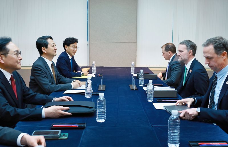 [세종=뉴시스]안덕근 산업통상자원부 장관은 16일 제주 서귀포시 제주국제컨벤션센터(ICC)에서 제이미슨 그리어(Jamieson Greer) 미국 무역대표부(USTR) 대표와 면담을 통해 지난 1일 개최된 기술협의 경과를 점검하고 이에 대한 양국 입장을 교환했다.(사진=산업부 제공)