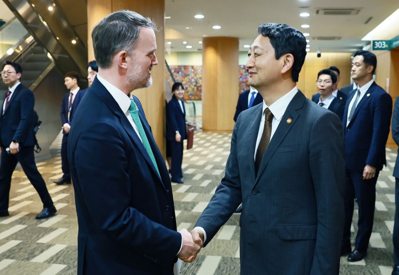 [세종=뉴시스]안덕근 산업통상자원부 장관은 16일 제주 서귀포시 제주국제컨벤션센터(ICC)에서 제이미슨 그리어(Jamieson Greer) 미국 무역대표부(USTR) 대표와 면담을 통해 지난 1일 개최된 기술협의 경과를 점검하고 이에 대한 양국 입장을 교환했다.(사진=산업부 제공)