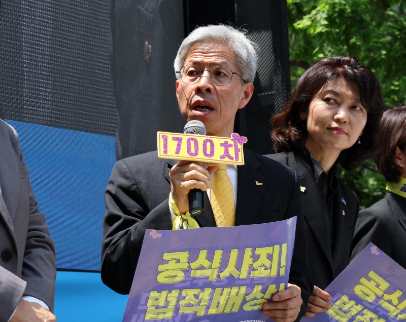 [서울=뉴시스] 배훈식 기자 = 권영국 민주노동당 대통령 선거 후보가 지난 14일 오후 서울 종로구 주한 일본대사관 인근에서 열린 제1700차 일본군 성노예제 문제 해결을 위한 정기 수요시위에서 발언하고 있다. 2025.05.14. dahora83@newsis.com
