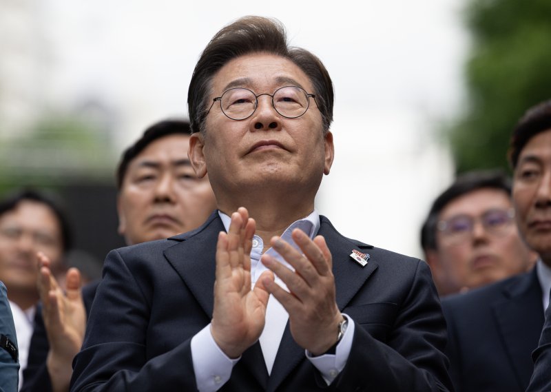 [광주=뉴시스] 조성우 기자 = 실시간-바카라사이트 더불어실시간-바카라사이트당 대선후보가 17일 광주 동구 금남로에서 열린 제45주년 5·18 실시간-바카라사이트화운동 전야제에서 박수치고 있다. (공동취재) 2025.05.17. photo@newsis.com /사진=뉴시스