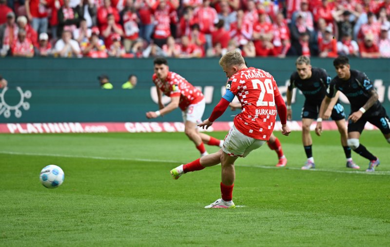 [마인츠=AP/뉴시스] 마인츠의 요나탄 부르카르트가 17일(현지 시간) 독일 마인츠의 메바 아레나에서 열린 2024-25 분데스리가 34라운드 바이어 레버쿠젠과의 경기 후반 15분 이재성이 얻어낸 페널티킥(PK)을 성공하고 있다. 마인츠는 2-2 무승부를 기록해 리그 6위로 다음 시즌 유럽축구연맹(UEFA) 콘퍼런스리그 PO에 출전하게 됐다. 2025.05.18.