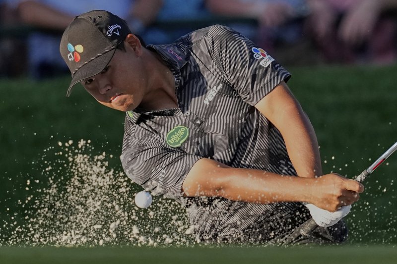 [샬럿=AP/뉴시스] 김시우가 17일(현지 시간) 미 노스캐롤라이나주 샬럿의 퀘일 홀로 클럽에서 열린 미국프로골프(PGA) 투어 PGA 챔피언십 3라운드 18번 홀 벙커샷을 하고 있다. 전날 공동 2위였던 김시우는 중간 합계 6언더파 207타 공동 5위를 기록했다. 2025.05.18.