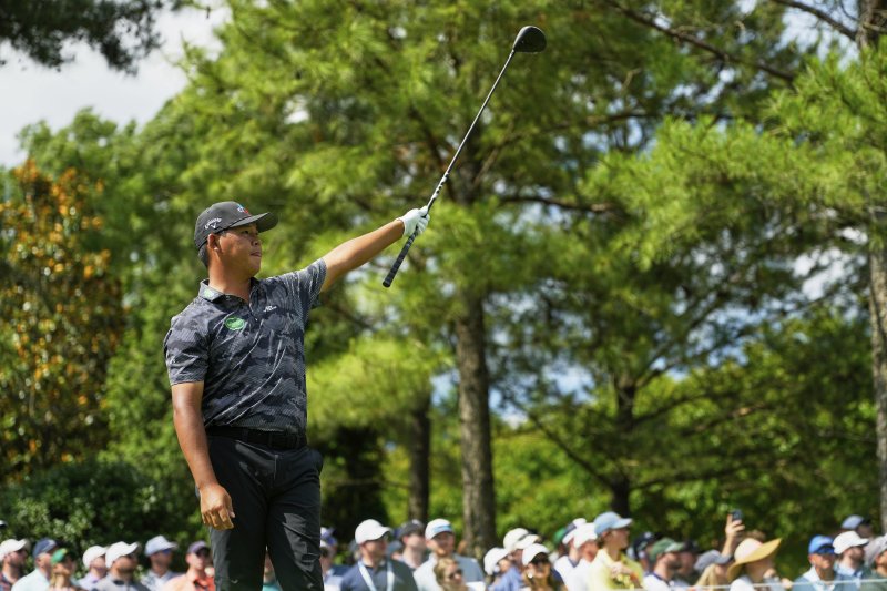 [샬럿=AP/뉴시스] 김시우가 17일(현지 시간) 미 노스캐롤라이나주 샬럿의 퀘일 홀로 클럽에서 열린 미국프로골프(PGA) 투어 PGA 챔피언십 3라운드 8번 홀 티샷 후 타구를 바라보고 있다. 전날 공동 2위였던 김시우는 중간 합계 6언더파 207타 공동 5위를 기록했다. 2025.05.18.