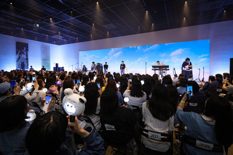 방탄소년단 진, 구름과 떠나는 여행…"새하얀 아미 마음이 검게 물들지 않도록"