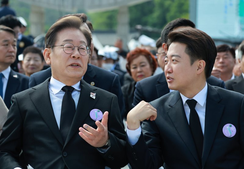 이재명 더불어민주당 대선후보와 바카라사이트 총판 개혁신당 대선후보가 18일 광주 북구 국립5·18민주묘지에서 열린 제45주년 5·18민주화운동 기념식에서 대화를 하고 있다. 대통령실통신기자단