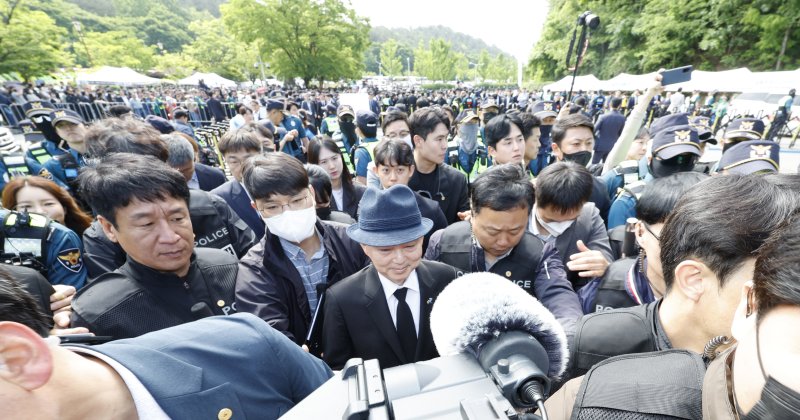 안창호 인권위원장이 18일 오전 광주 북구 운정동 국립 5·18민주묘지 민주의 문으로 입장하는 도중 시민단체 회원들의 항의를 받고 있다. 2025.5.18/뉴스1 ⓒ News1 김태성 기자