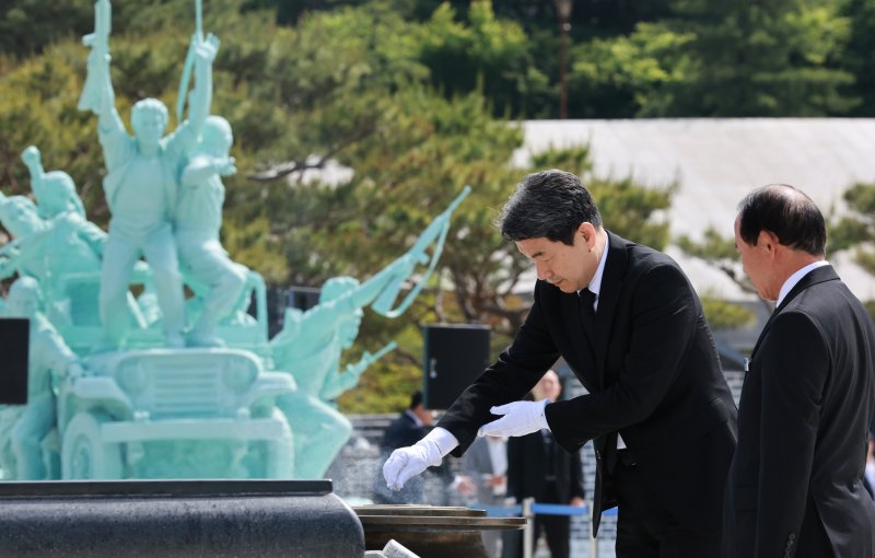 분향하는 이주호 권한대행 (광주=연합뉴스) 홍해인 기자 = 이주호 대통령 권한대행 부총리 겸 교육부 장관이 18일 광주광역시 북구 국립 5·18민주묘지에서 열린 5·18민주화운동 45주년 기념식에서 분향하고 있다. 2025.5.18 hihong@yna.co.kr (끝)