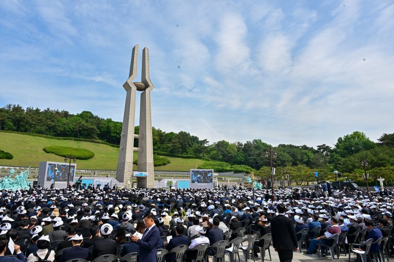 제45주년 5·18민주화운동 기념식이 18일 광주광역시 북구 운정동 국립 5·18민주묘지에서 엄수되고 있다. 뉴스1 제공