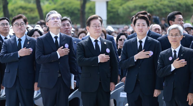 [광주=뉴시스] 고범준 기자 = 이재명 더불어민주당 대선후보, 이준석 개혁신당 대선후보, 권영국 민주노동당 대선 후보 등 참석자들이 18일 광주 북구 국립5·18민주묘지에서 열린 제45주년 5·18민주화운동 기념식에서 국기에 대한 경례를 하고 있다. (대통령실통신사진기자단) 2025.05.18. bjko@newsis.com