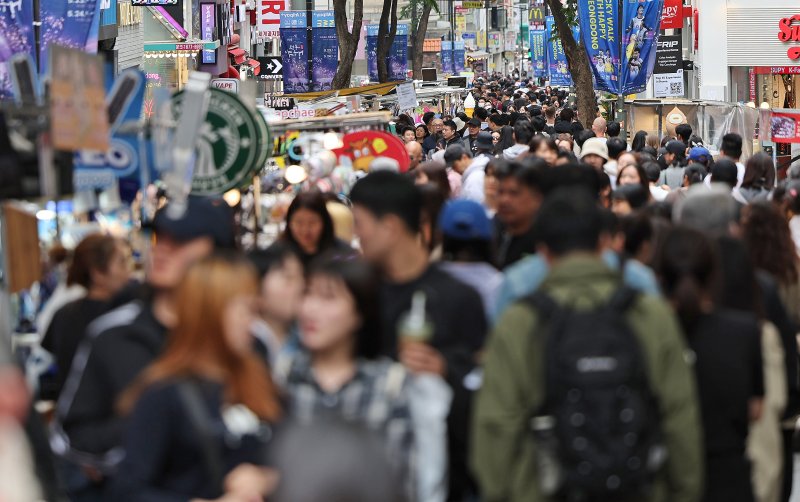 어린이날 연휴 마지막날인 6일 오후 서울 중구 명동거리가 관광객들로 붐비고 있다. 2025.5.6/뉴스1 ⓒ News1 장수영 기자