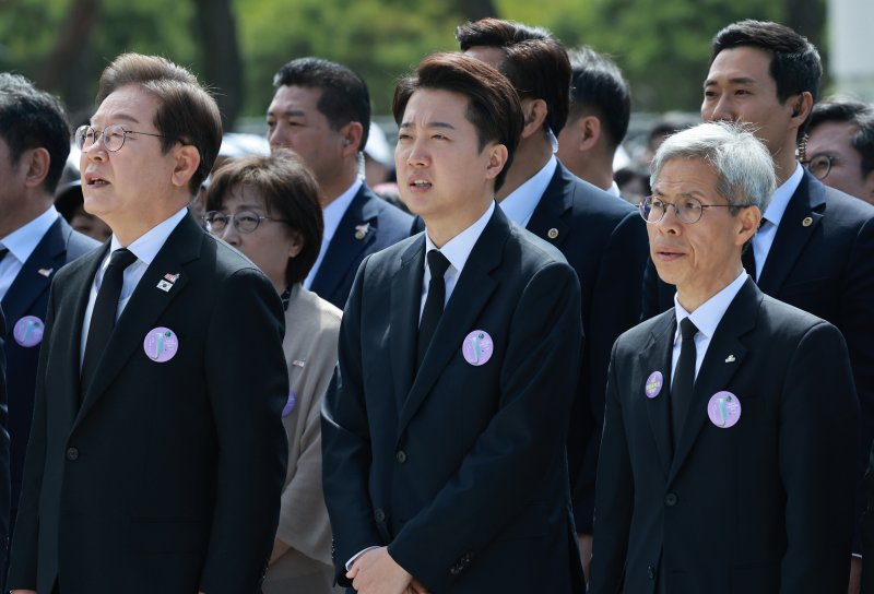 [광주=뉴시스] 고범준 기자 = 이재명 더불어민주당 대선후보, 1xbet app 개혁신당 대선후보, 권영국 민주노동당 대선 후보가 18일 광주 북구 국립5·18민주묘지에서 열린 제45주년 5·18민주화운동 기념식에 참석해 자리하고 있다. (대통령실통신사진기자단) 2025.05.18. bjko@newsis.com