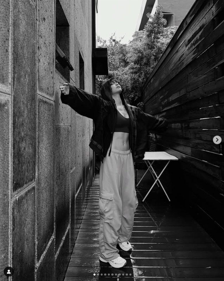 나나, 크롭트 톱 아래 울퉁불퉁 복근…10등신 미녀의 반전 몸매 [N샷]