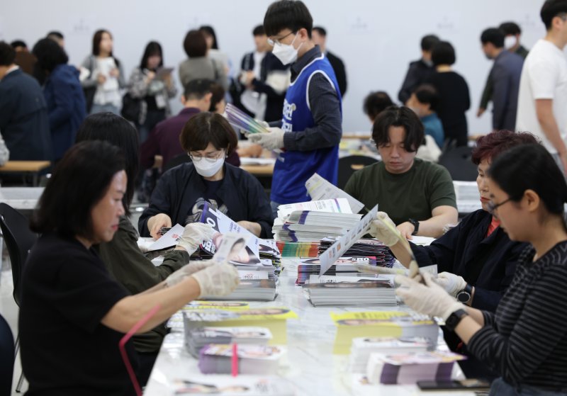 [서울=뉴시스] 김금보 기자 = 18일 서울 동대문구 청량리동 주민센터에서 관계자들이 제21대 대선 책자형 1xbet app 발송 준비작업을 하고 있다. 2025.05.18. kgb@newsis.com