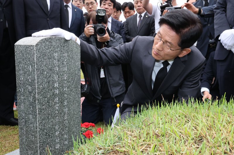 [광주=뉴시스] 조성봉 기자= 김문수 국민의힘 대통령 후보가 17일 오전 광주 북구 5.18민주묘지를 찾아 무명열사의 묘비를 살펴보고 있다.(공동취재) 2025.05.17. photo@newsis.com