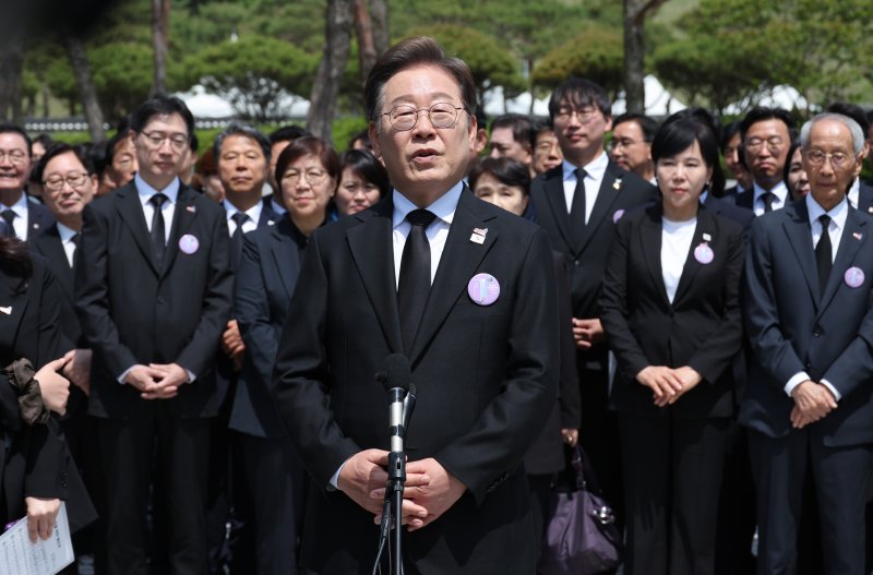 [광주=뉴시스] 조성우 기자 = 1xbet 후기 더불어민주당 대선후보가 18일 광주 북구 운정동 국립5·18민주묘지에서 열린 제45주년 5·18민주화운동 기념식에 참석한 후 백브리핑을 하고 있다. 2025.05.18. xconfind@newsis.com