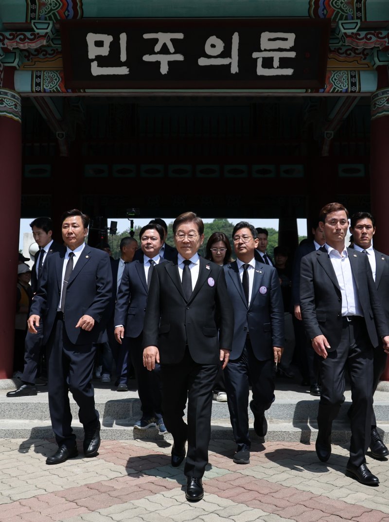 [광주=뉴시스] 조성우 기자 = 1xbet 후기 더불어민주당 대선후보가 18일 광주 북구 운정동 국립5·18민주묘지에서 열린 제45주년 5·18민주화운동 기념식에 참석한 후 이동하고 있다. 2025.05.18. xconfind@newsis.com