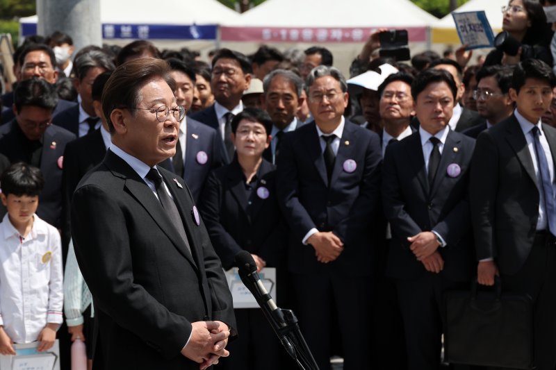 [광주=뉴시스] 조성우 기자 = 1xbet 후기 더불어민주당 대선후보가 18일 광주 북구 운정동 국립5·18민주묘지에서 열린 제45주년 5·18민주화운동 기념식에 참석한 후 백브리핑을 하고 있다. 2025.05.18. xconfind@newsis.com