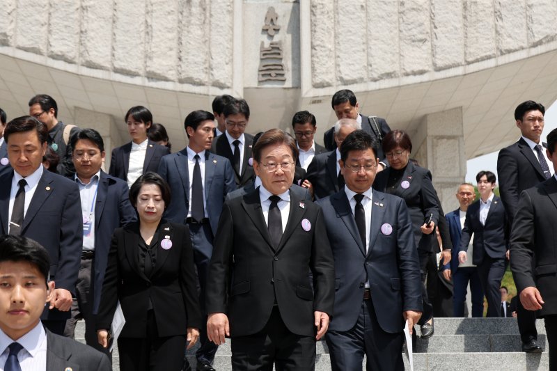 [광주=뉴시스] 조성우 기자 = 1xbet 후기 더불어민주당 대선후보가 18일 광주 북구 운정동 국립5·18민주묘지에서 열린 제45주년 5·18민주화운동 기념식에 참석한 후 이동하고 있다. 2025.05.18. xconfind@newsis.com