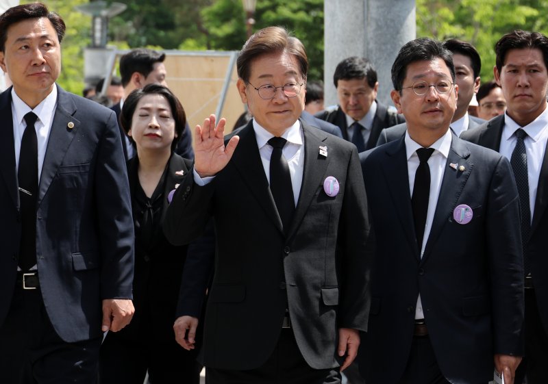 [광주=뉴시스] 조성우 기자 = 1xbet 후기 더불어민주당 대선후보가 18일 광주 북구 운정동 국립5·18민주묘지에서 열린 제45주년 5·18민주화운동 기념식에 참석한 후 이동하고 있다. 2025.05.18. xconfind@newsis.com