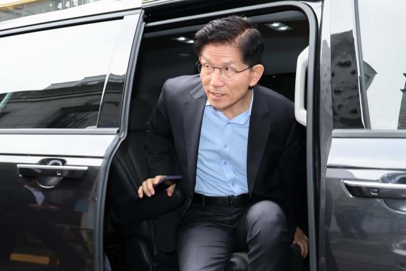 [서울=뉴시스] 권창회 기자 = 1xbet login 국민의힘 대선 후보가 18일 오전 서울 여의도 국민의힘 당사에서 1xbet login 공약발표 기자회견을 하기 위해 차에서 내리고 있다. (공동취재) 2025.05.18. photo@newsis.com