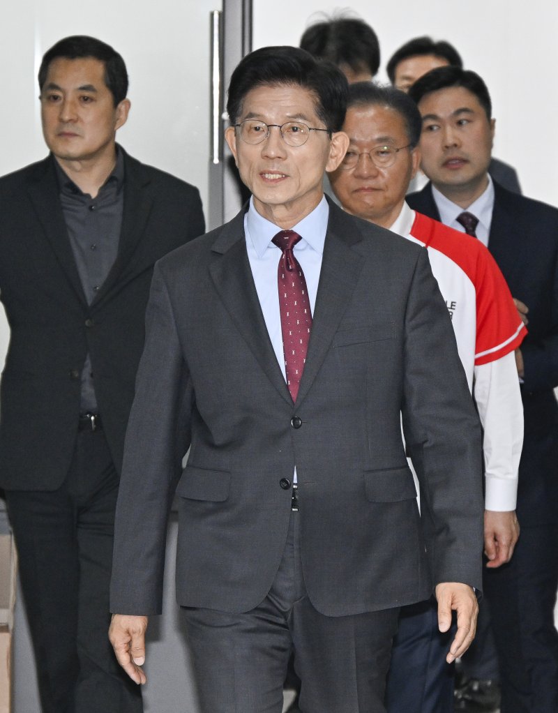 [서울=뉴시스] 권창회 기자 = 1xbet login 국민의힘 대선 후보가 18일 오전 서울 여의도 국민의힘 당사에서 열린 1xbet login 공약발표 기자회견에 참석하고 있다. (공동취재) 2025.05.18. photo@newsis.com
