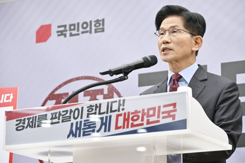 [서울=뉴시스] 권창회 기자 = 1xbet login 국민의힘 대선 후보가 18일 오전 서울 여의도 국민의힘 당사에서 열린 1xbet login 공약발표 기자회견에서 발언하고 있다. (공동취재) 2025.05.18. photo@newsis.com