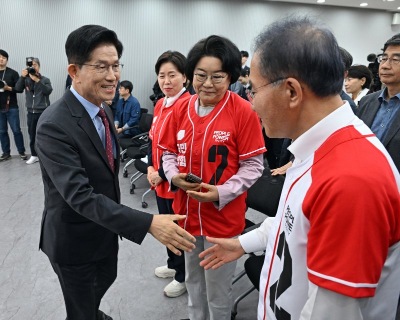 [서울=뉴시스] 권창회 기자 = 1xbet login 국민의힘 대선 후보가 18일 오전 서울 여의도 국민의힘 당사에서 열린 1xbet login 공약발표 기자회견을 마치고 윤재옥 총괄선거대책본부장과 악수하고 있다. (공동취재) 2025.05.18. photo@newsis.com
