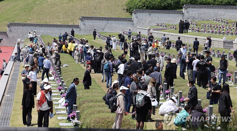 45주년 5·18 묘지 가득 찬 추모객 (출처=연합뉴스)
