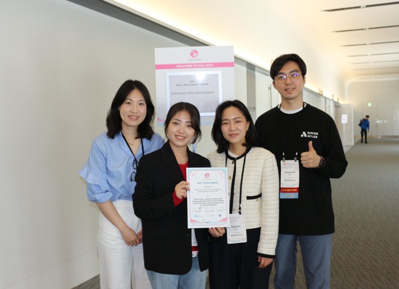 [대전=뉴시스] 인공지능(AI) 기반의 소통도구 '액세스톡(AAcessTalk)'을 개발한 연구진. (왼쪽부터) KAIST 산업디자인학과 홍화정 교수, 산업디자인학과 최다솜 박사과정, 네이버클라우드 AI랩 박소현·김영호 연구원.(사진=KAIST 제공) *재판매 및 DB 금지