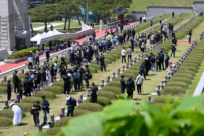 [광주=뉴시스] 이영주 기자 = 5·18민주화운동 45주기인 18일 오전 광주 북구 운정동 국립5·18민주묘지에서 참배객들이 추모 행렬에 나서고 있다. 2025.05.18 leeyj2578@newsis.com