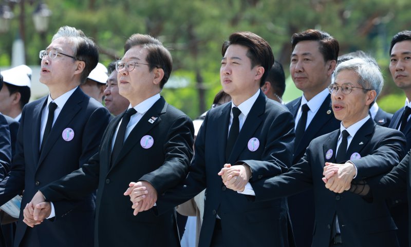 [광주=뉴시스] 고범준 기자 = 이재명(오른쪽 세번째부터) 더불어민주당 대선후보, 이준석 개혁신당 대선후보, 권영국 민주노동당 대선 후보 등 참석자들이 18일 광주 북구 국립5·18민주묘지에서 열린 제45주년 5·18민주화운동 기념식에서 '임을 위한 행진곡'을 제창하고 있다. (대통령실통신사진기자단) 2025.05.18. bjko@newsis.com