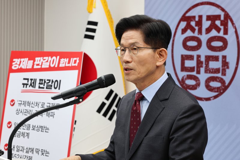 김문수 "임기 3년 단축 뒤, 대통령 4년 중임제 개헌할 것..이재명 장기집권 노리나"